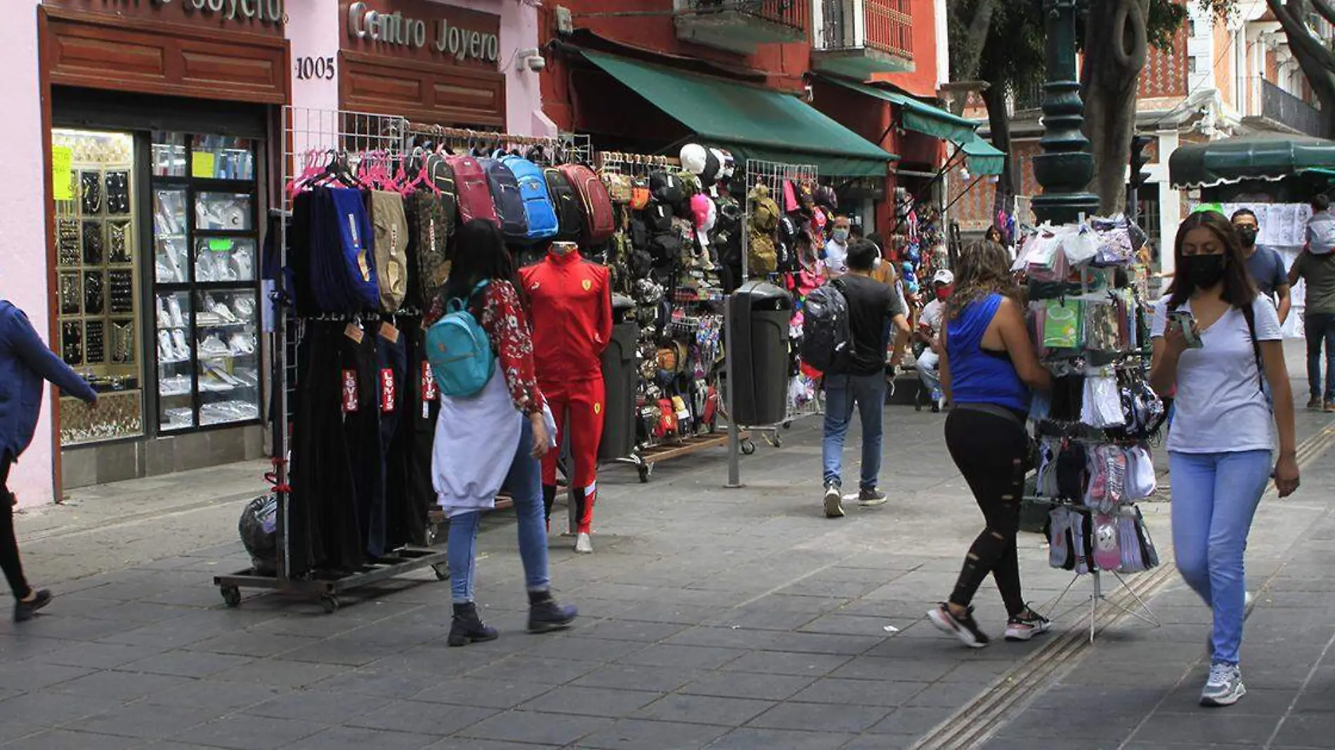 Tras cinco meses sin instalarse, los comerciantes informales tomaron de manera parcial la calle 5 de Mayo